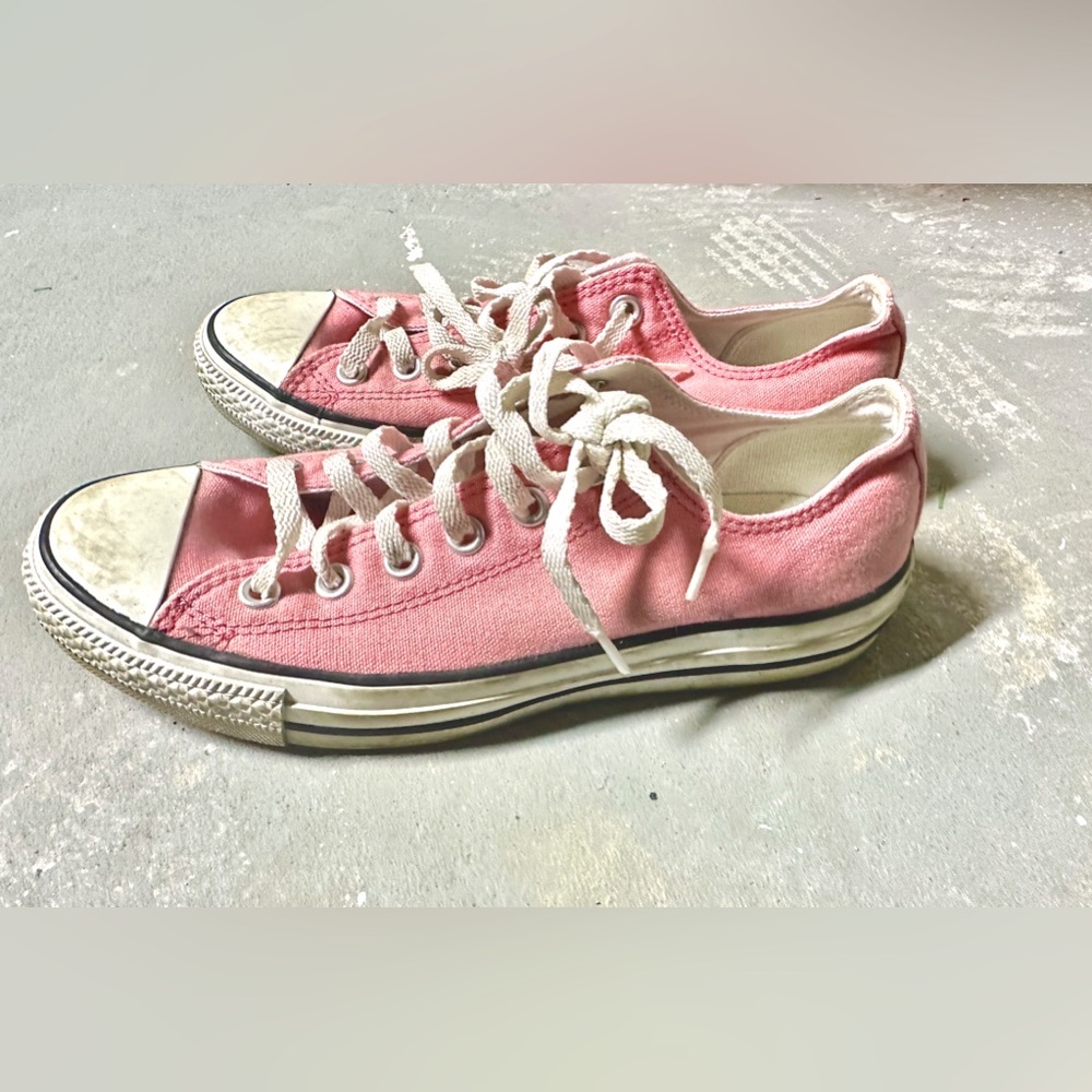 Women’s pink Converse size 8